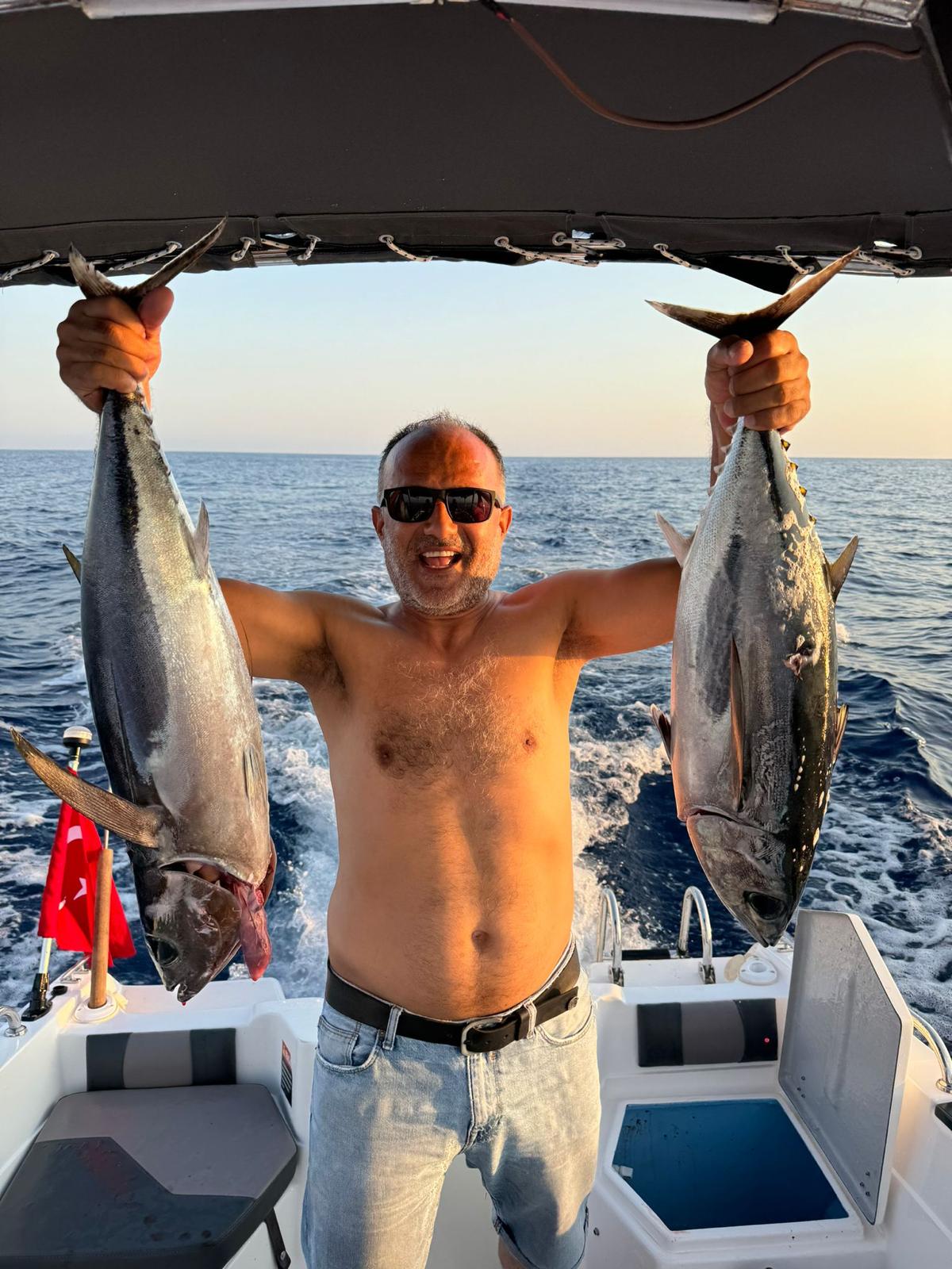 Mutlu misafirimiz yakaladığı büyük balıklarla teknede