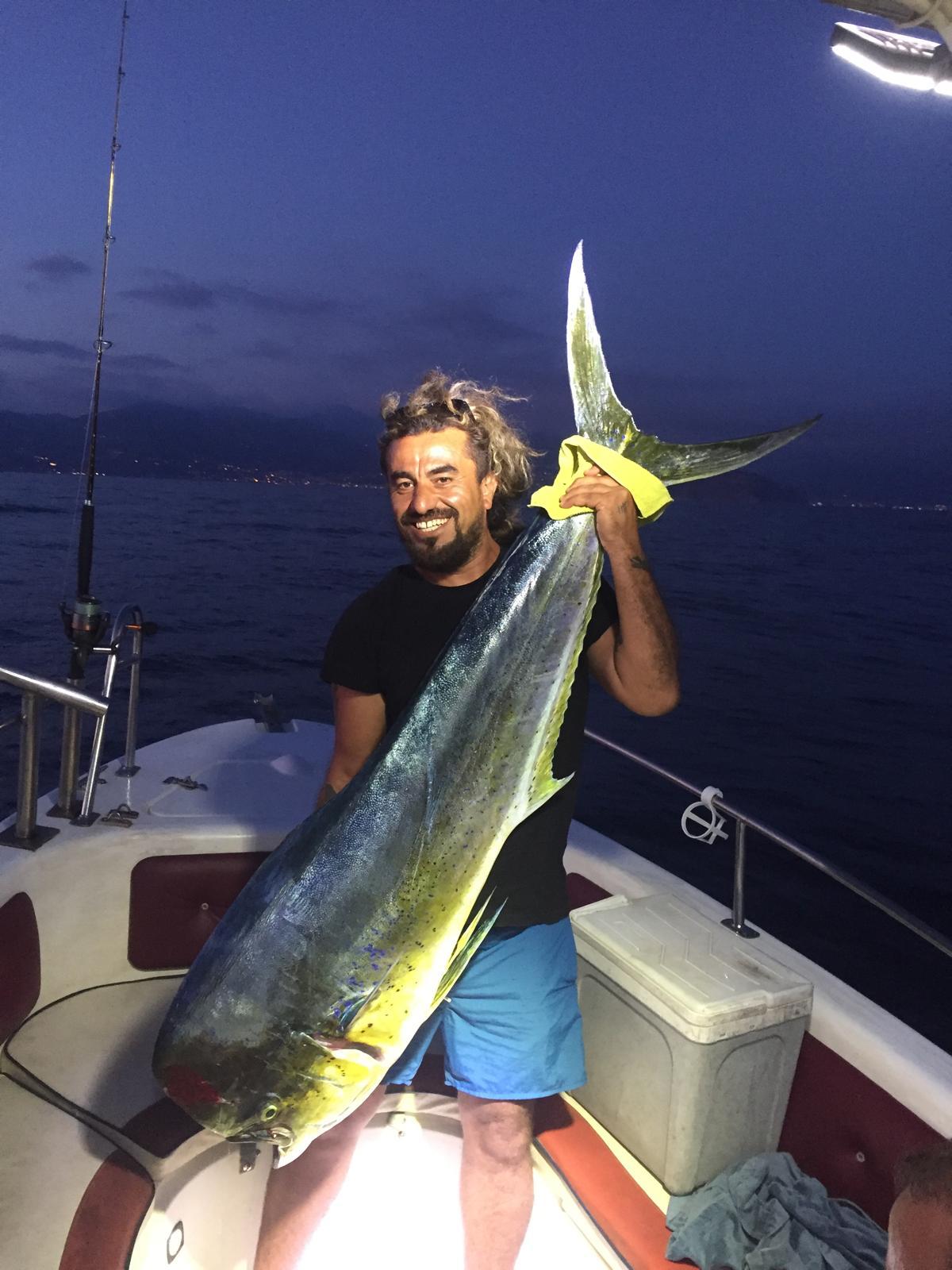 Gün batımında yakalanan iki büyük orkinos balığı